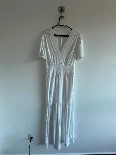 Vestido de Poa branco leve e elegante