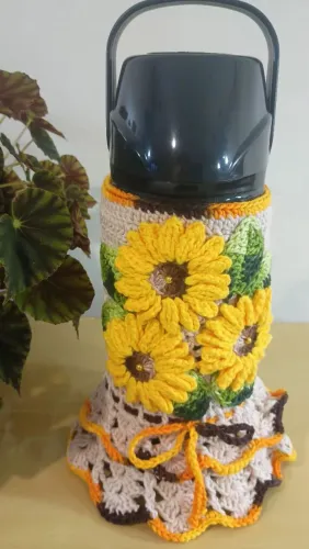 Capa em crochê e girassóis para Garrafa Térmica de 1 litro tam. P 