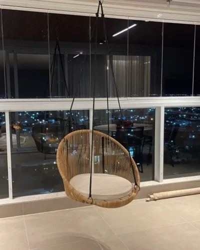 CADEIRA DE BALANÇO SUSPENSA COM ESTOFADO IMPERMEÁVEL