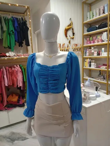 Cropped azul em alfaiataria premium com mangas compridas disponível 