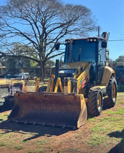 Retroescavadeira Caterpillar 416 ano 2023, 4x4, com 2.300 horas e ar condicionado, no PR