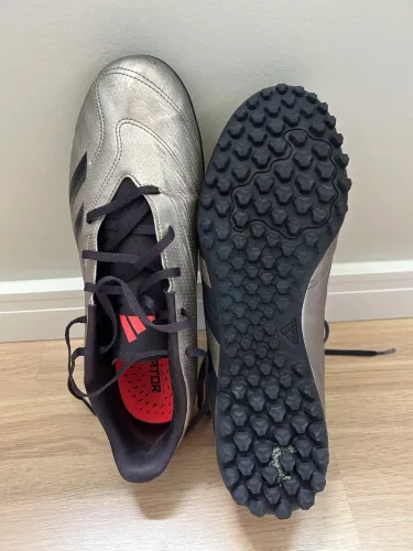 Chuteira society predator adidas tamanho 43