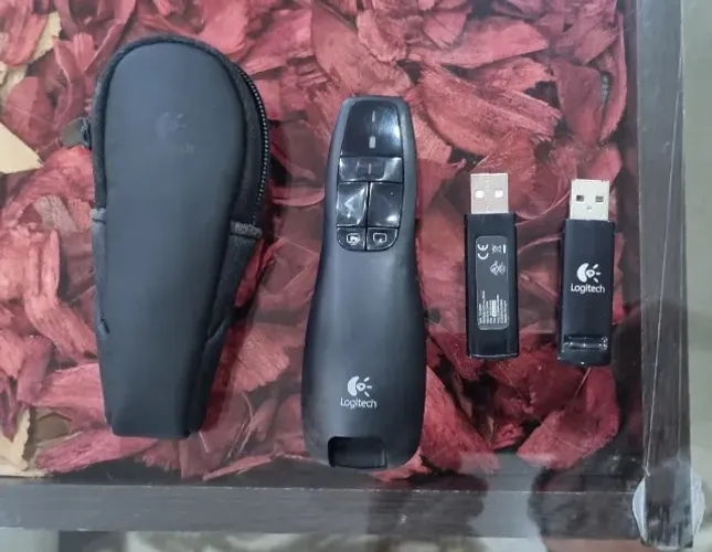 Apresentador sem fio Logitech R400 Laser Pointer Vermelho, Conexão USB e Pilha Inclusa
