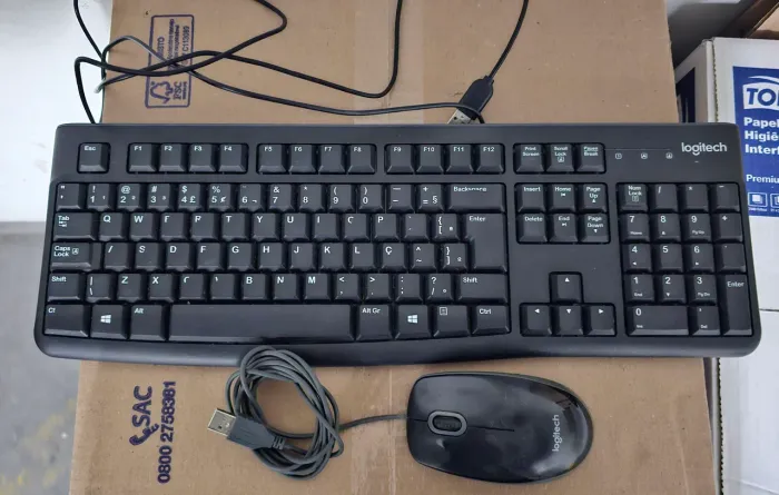 Vendo teclado Logitech com mouse entrada USB 