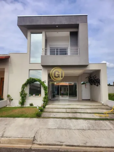 Linda casa com piscina privativa, ideal para quem busca conforto e lazer. A casa oferece 2