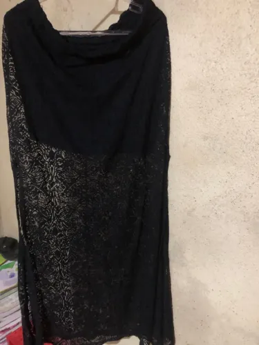 Saia de renda preta com forro