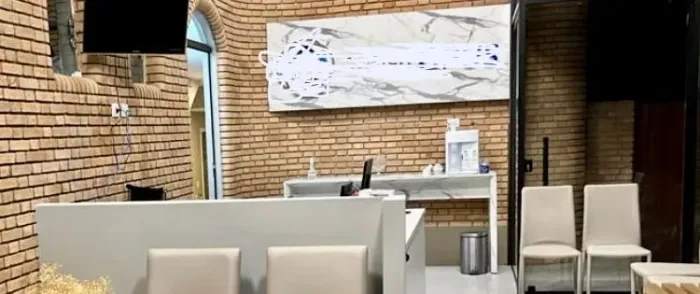 Balcão e painel marmorizados