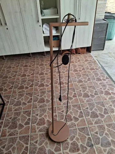 Luminária de piso Rose, com botoeira e esfera leitosa