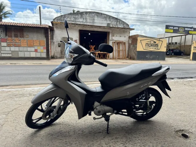 Vendo honda biz 2024 ex 125cc, única dona, totalmente original e com baixa quilometragem!