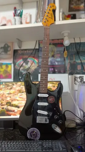 GUITARRA STRATOCASTER IMPECAVEL
