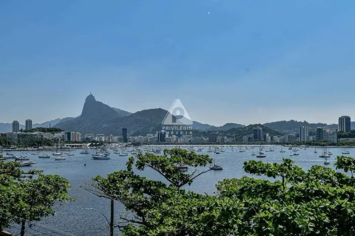 Casa quintuplex composta de 4 suítes, cozinha espaçosa, área de serviço, 5 banheiros, vara