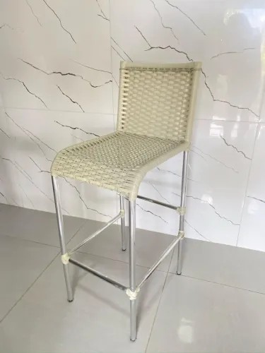 Banqueta Alta com Assento em Rattan Sintético