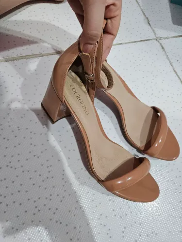 Sandália Couro fino Salto Bloco Bege