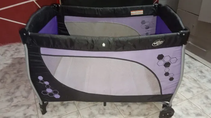 Berço Portátil para Bebê - Lilás e Preto