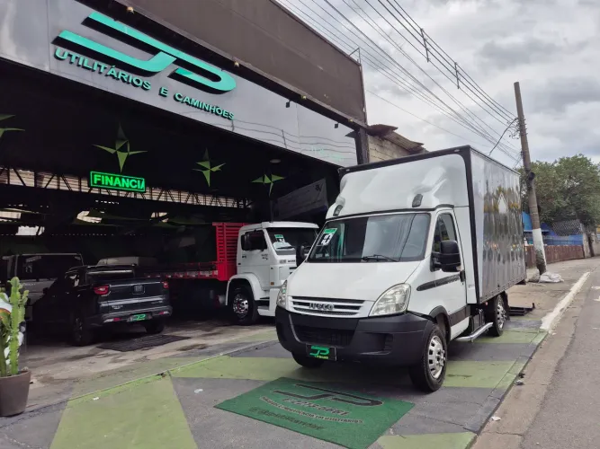 Iveco daily 35s14 2010 bau de 4 mts c/ plataforma