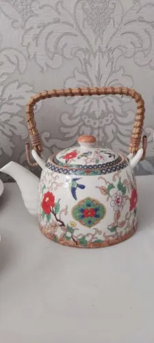Chaleira japonesa, em porcelana