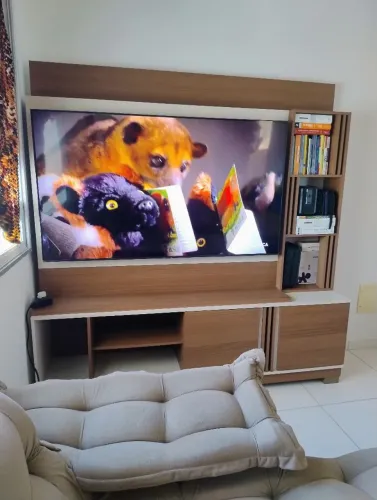 Painel de TV Completo com Prateleiras e Armários