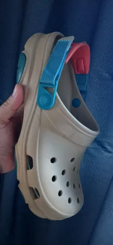 Crocs Bege com Detalhes Coloridos