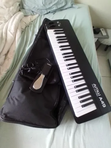 Teclado MIDI Akai A49 c/ case, pedal e tripé 