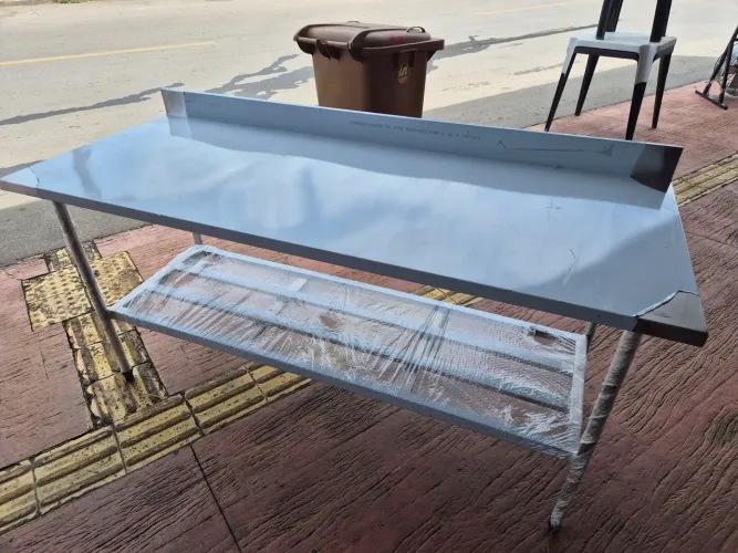Mesa de aço inox com ressalva para comércio 180x70
