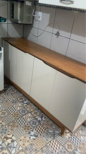 Buffet 4 portas com pés de madeira
