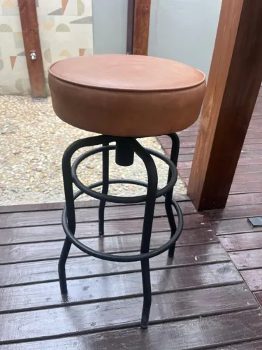 Banqueta redonda de metal preto e estofado caramelo, altura 70cm