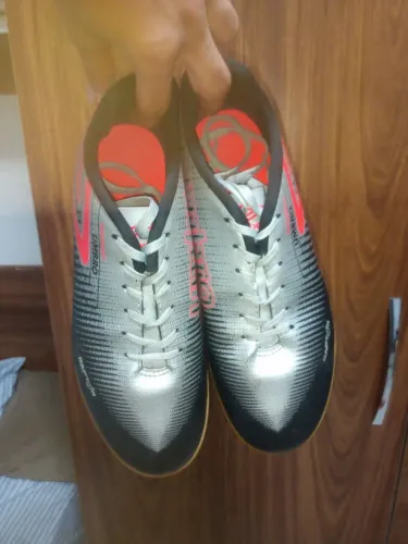 Chuteira Futsal Umbro Vermelho e Preta tamanho 42