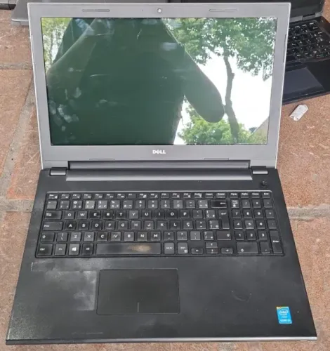 Notebook Dell Inspiron P40f 8Gb Armazenamento SSd240Gb bateria ruim 