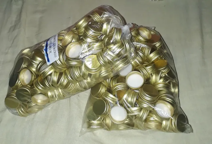 Tampinhas de aluminio douradas 