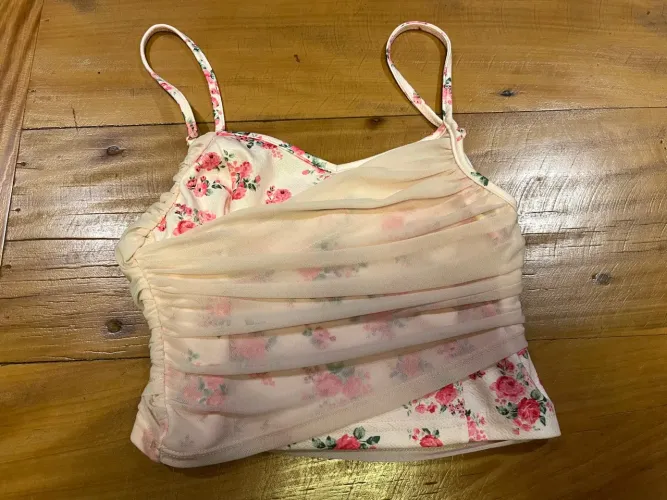 Top cropped floral com renda