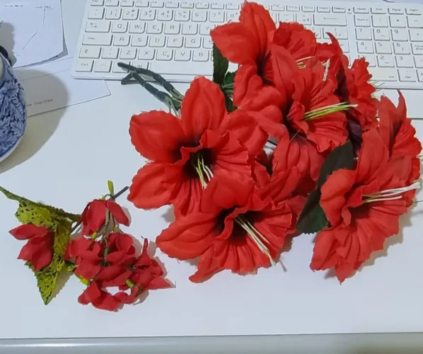 Flores artificiais vermelhas para decoração
