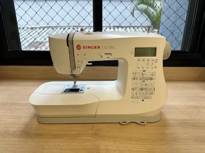Máquina de Costura Singer C7255 Eletrônica com Mesa Extensora