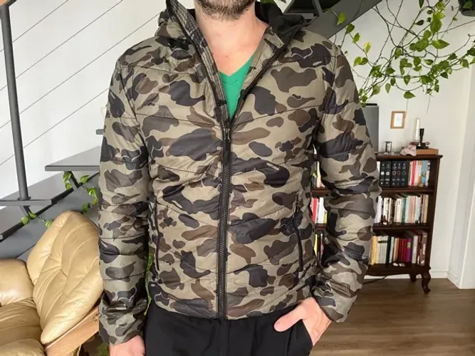 Jaqueta Puffer Camuflada Com Capuz H&M Masculina Linda