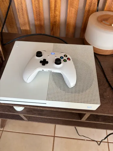 Vende-se Xbox one S branco