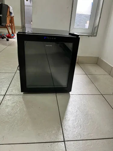 Cervejeira Suggar 48l Preta Com Porta De Vidro Preto