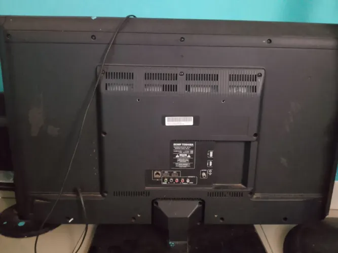 Vendo televisão para remoção de peças