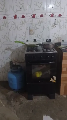 Vendedo uma geladeira fogão com a botilha e uma cama