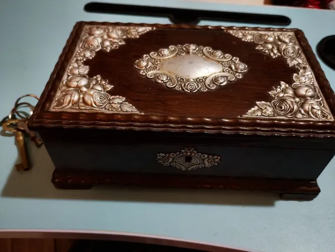 Caixa de música antiga com detalhes em prata, toda em madeira de lei, toca música tbm