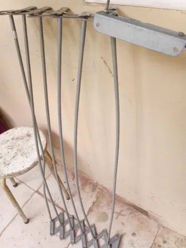 Varal de parede sanfonado usado. Tá tortinho, mas dá pra usar 