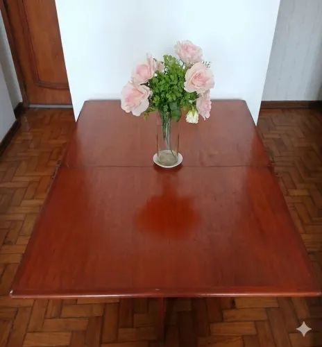 Mesa embutida com 4 cadeiras de madeira