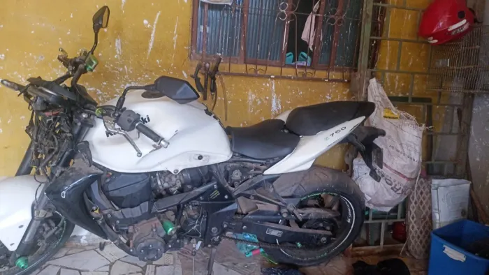 Vendo moto Z750 BATIDA