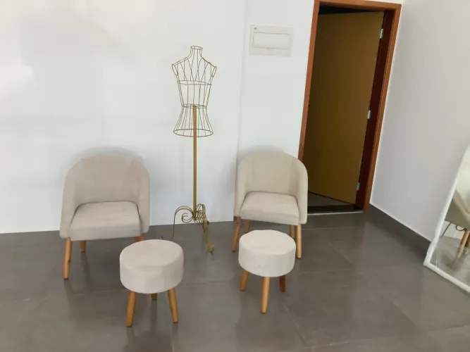 Poltronas e Puff Bege