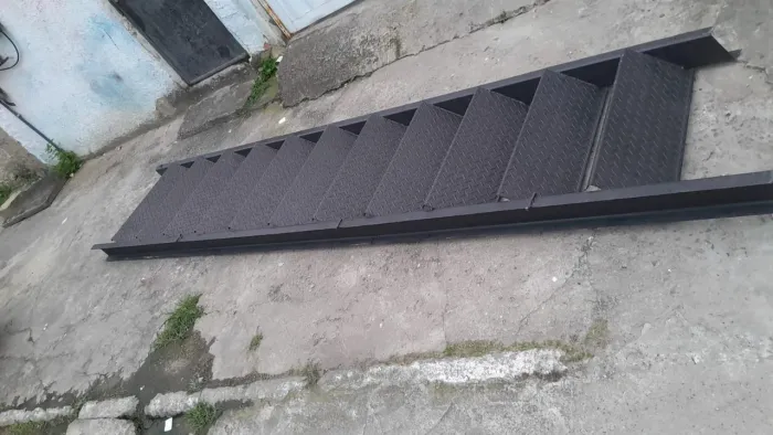 Escada de ferro reta tamanho 3.90 x 80 com degraus antiderrapante