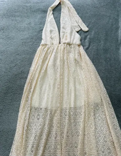 Vestido longo boho chic em renda marfim frente única 