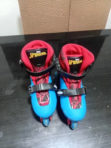Patins do homem aranha