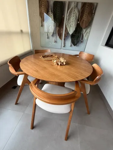 Mesa com cadeiras