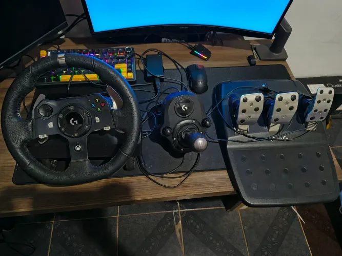 Volante Logitech G920 com Pedais e câmbio (PC/Xbox)