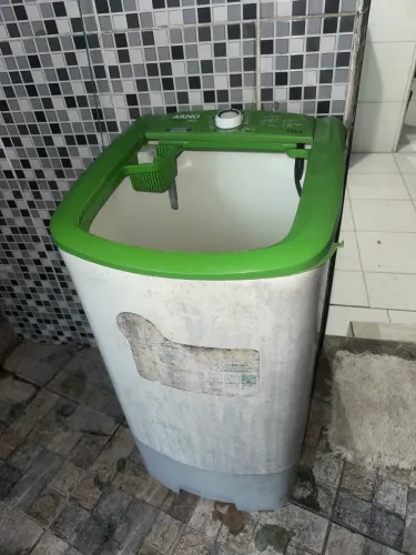 Vendo tanquinho usado, estar sem a tampa e estar manchado, mais estar funcionando