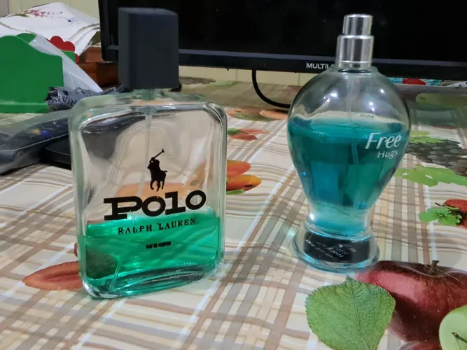 Kit 2 perfumes FREE HUGS (azul) + POLLO (cor verde)