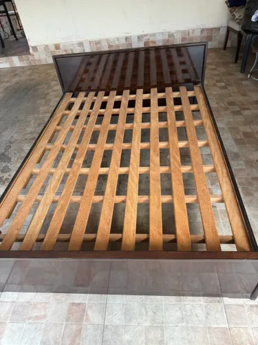Cama de casal em madeira maciça